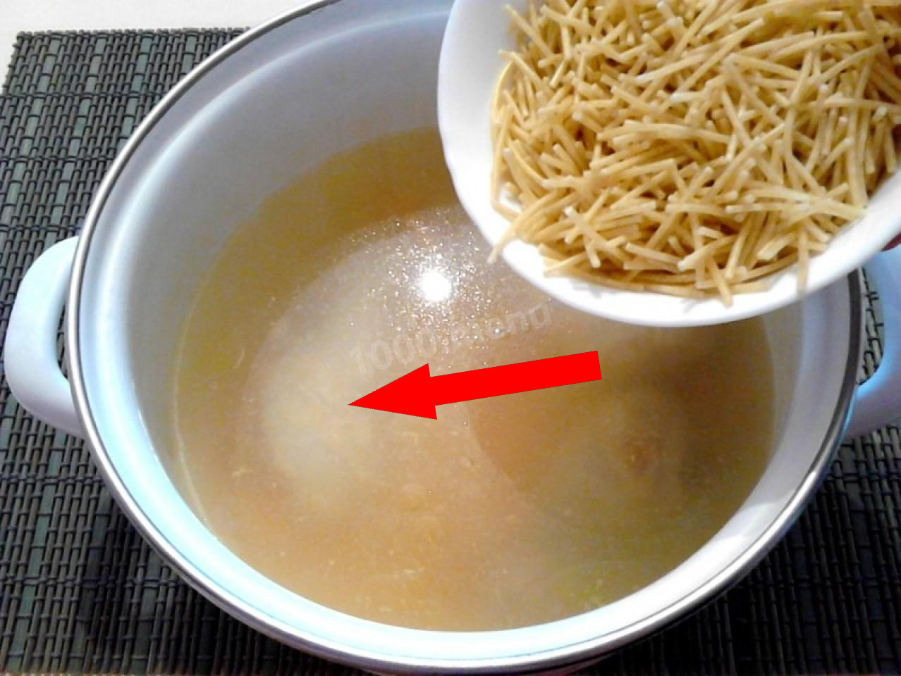 Секрет бабушкиной куриной лапши с «золотым» бульоном против простуды