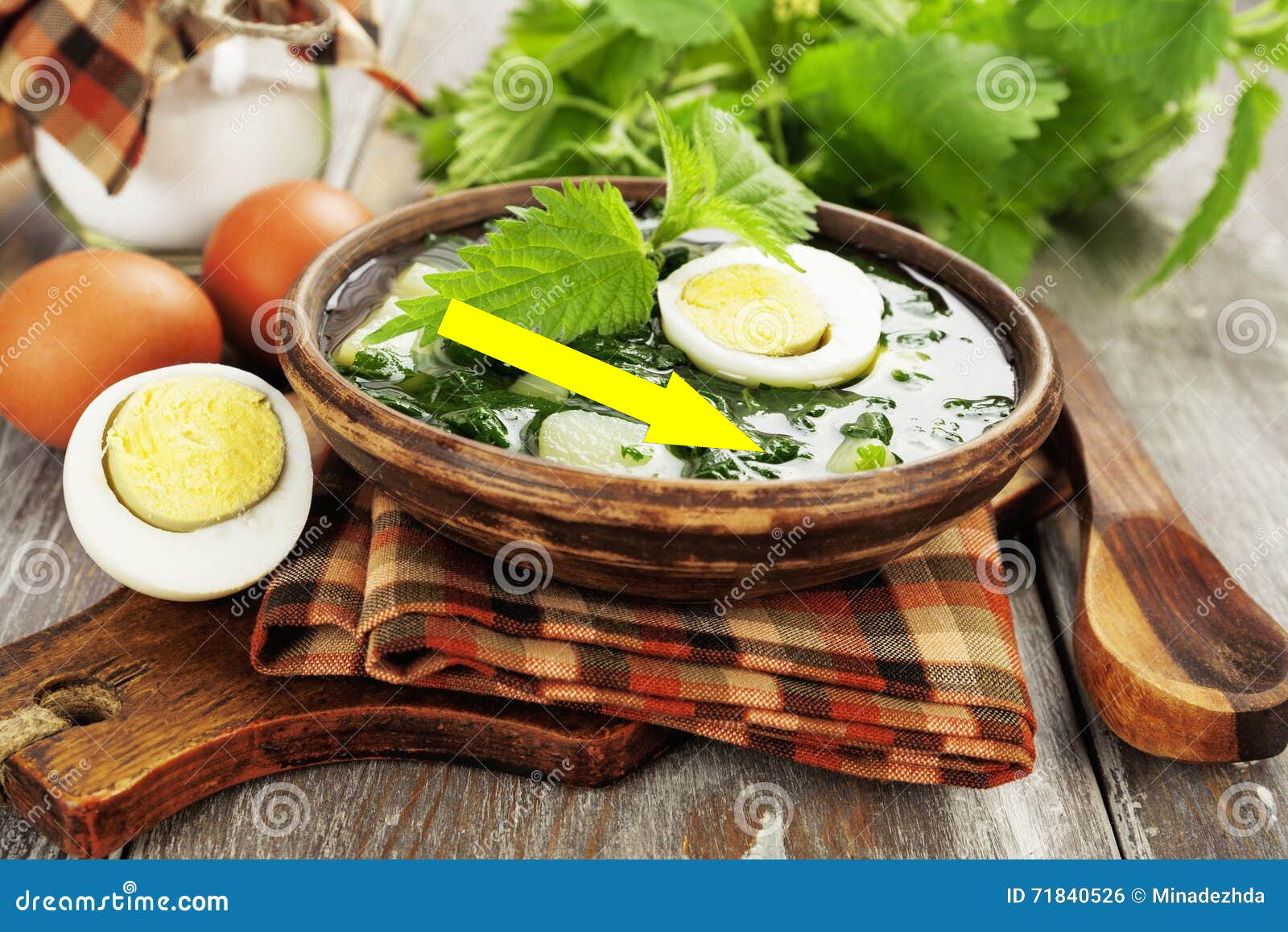 Щи с крапивой и яйцом — забытый рецепт русской весенней кухни