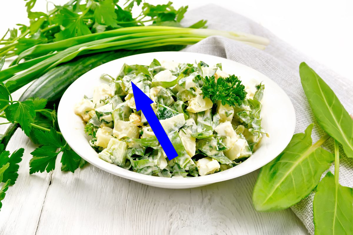 Этот забытый советский салат взорвал TikTok — готовим «Зелёный» с щавелем и шпинатом