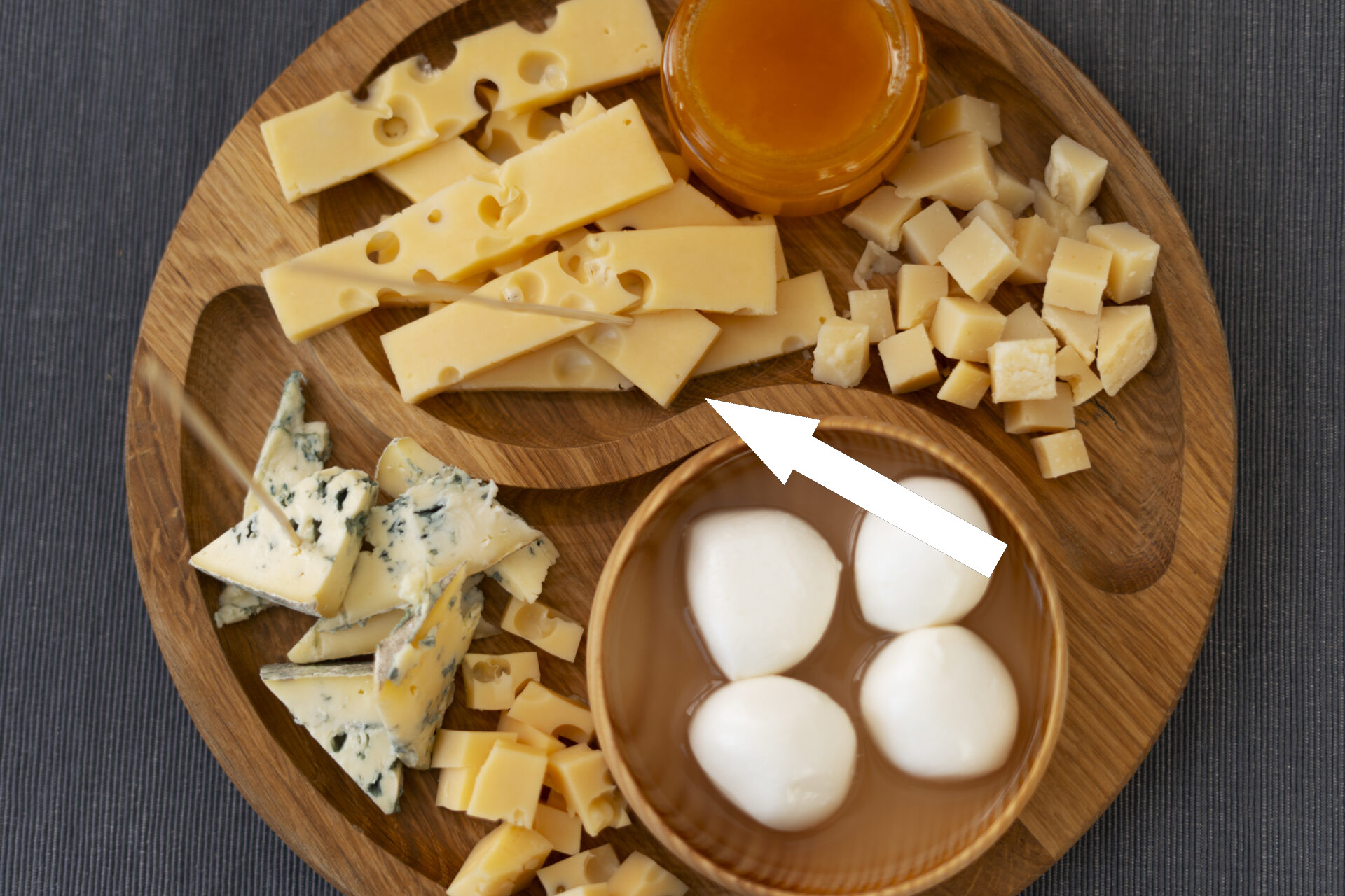 Секрет идеальной сырной тарелки с мёдом и грецким орехом