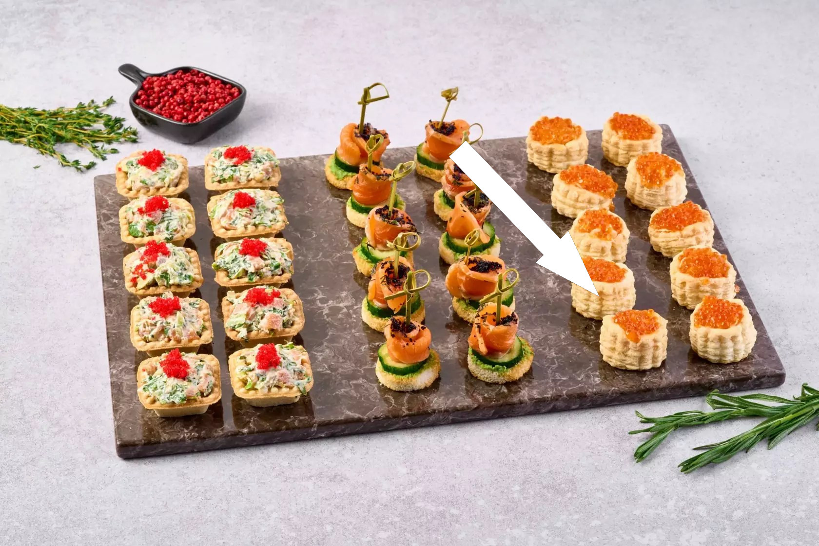 Канапе с икрой и блинами — роскошь на шпажках