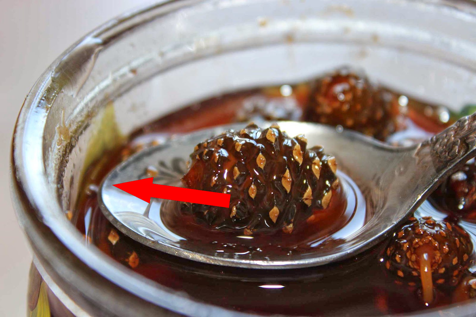 Этот странный рецепт варенья из шишек лечит кашель лучше аптечных сиропов