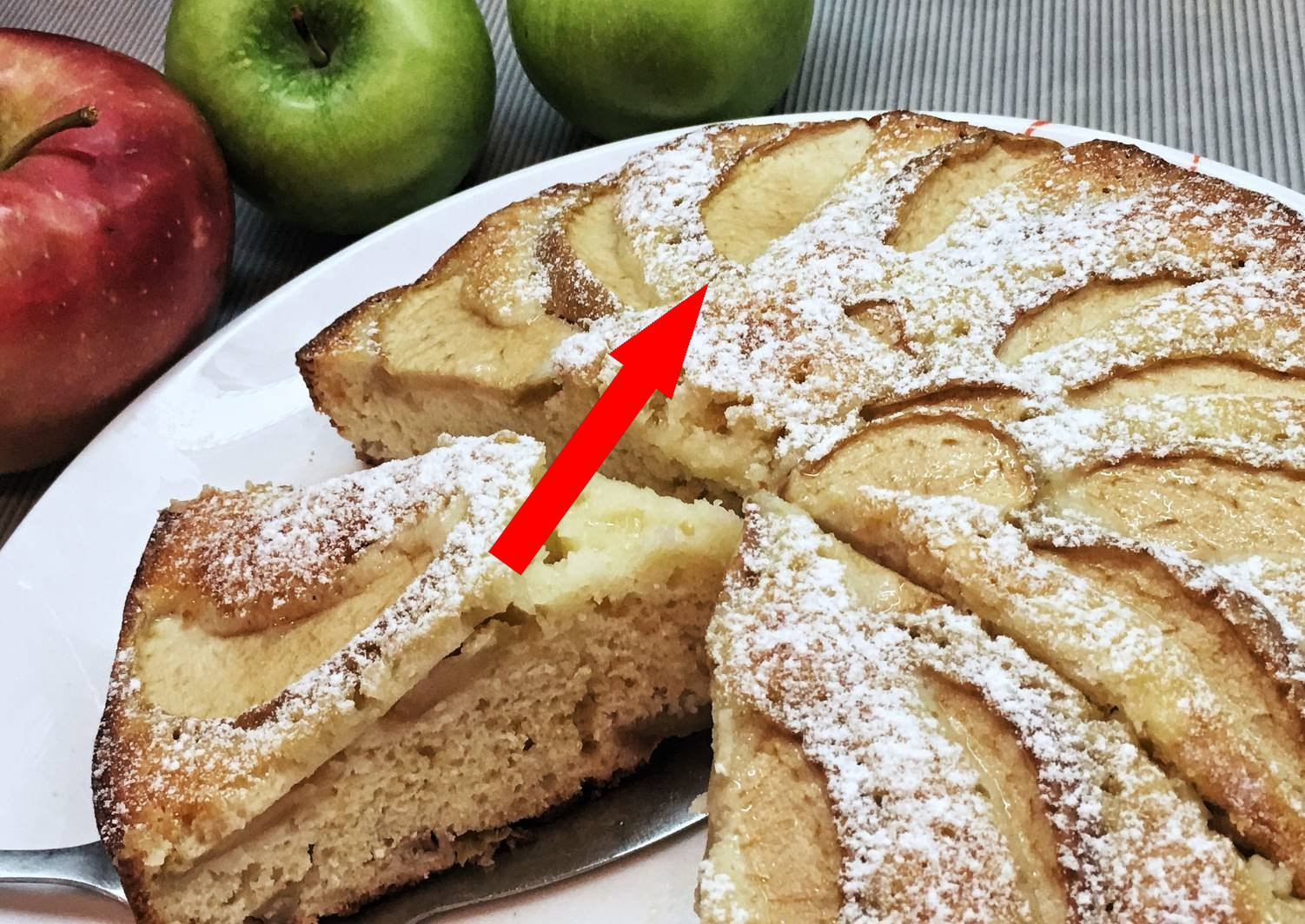 Этот рецепт шарлотки взорвал TikTok — без яиц, но с секретным ингредиентом