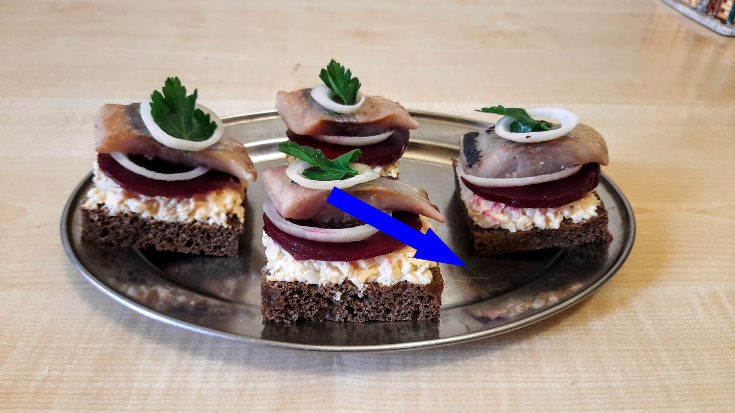Скандинавский бутерброд с селёдкой и свёклой взорвал TikTok
