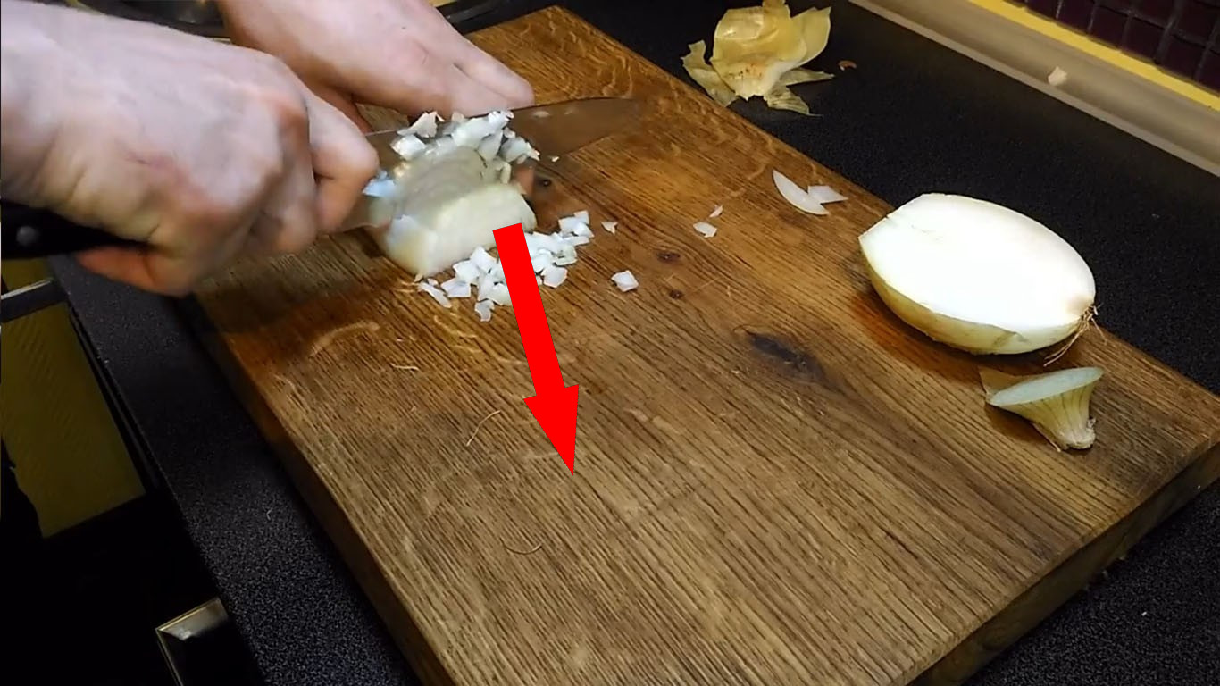 Секретный способ нарезать лук без единой слезинки