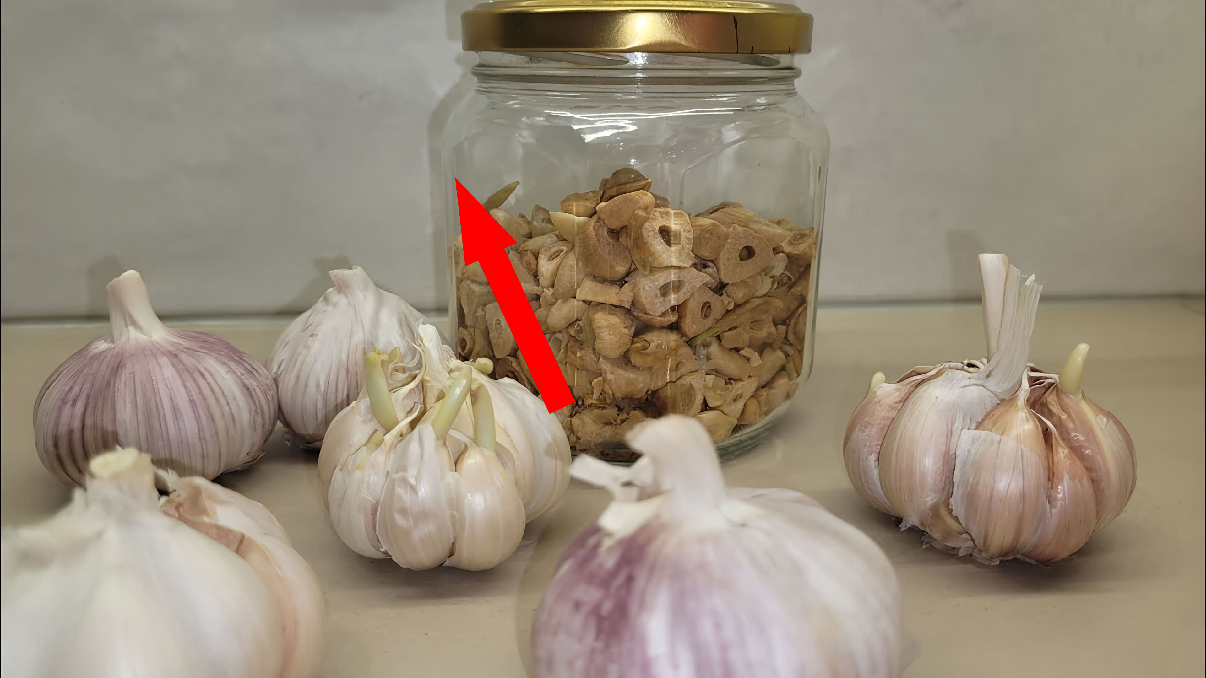 Секретный способ почистить чеснок за 10 секунд без ножа