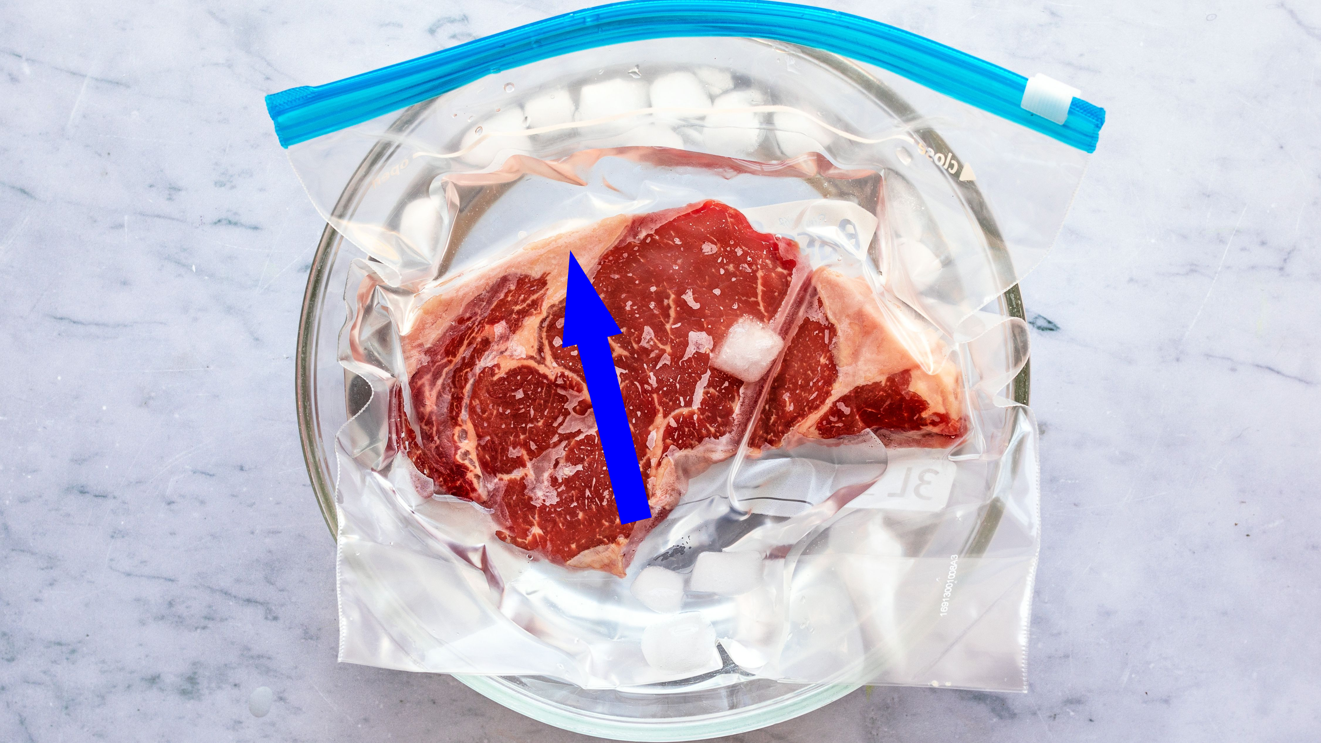 Секретный способ разморозить мясо за 15 минут без микроволновки