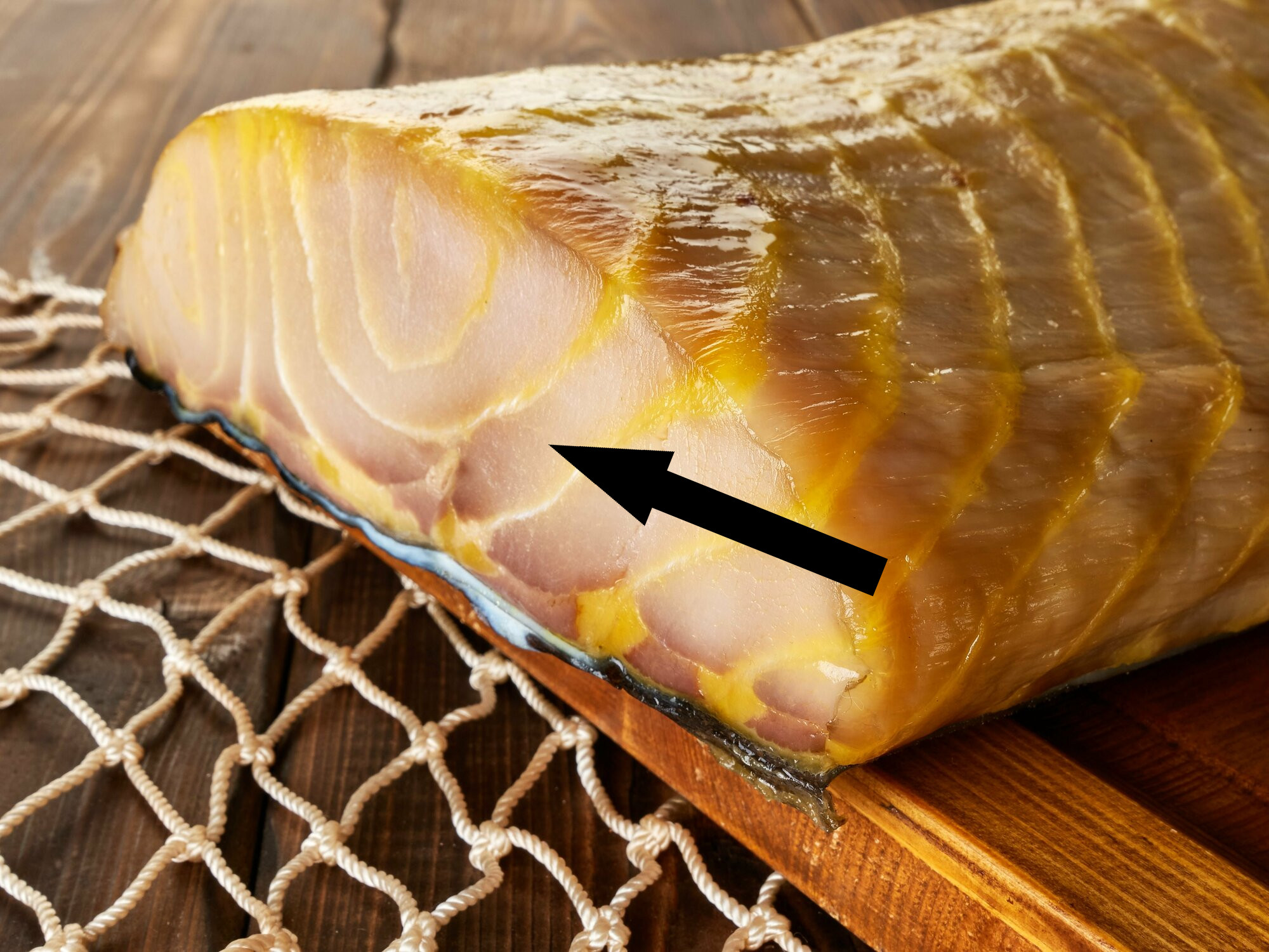 Как волжские рыбаки коптят осетра так, что слюнки текут