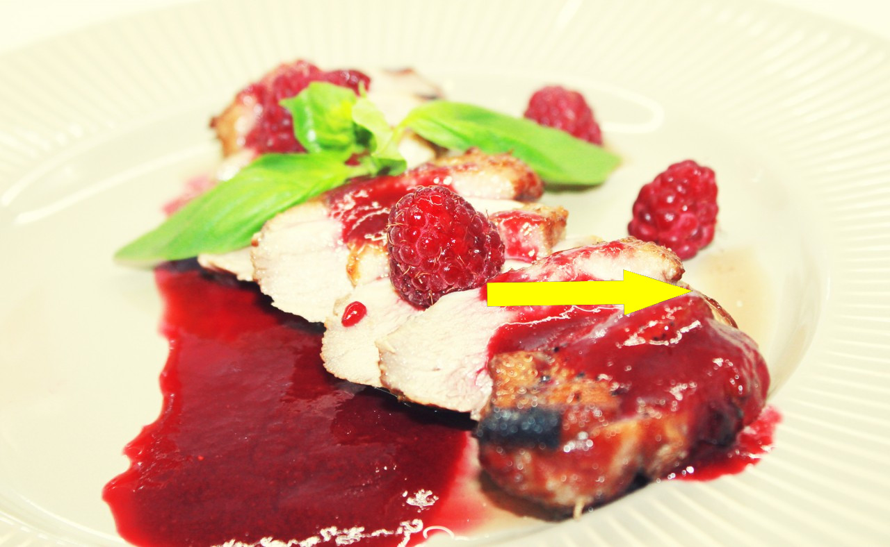Утиная грудка с морошкой и бальзамиком — секрет шефов MICHELIN