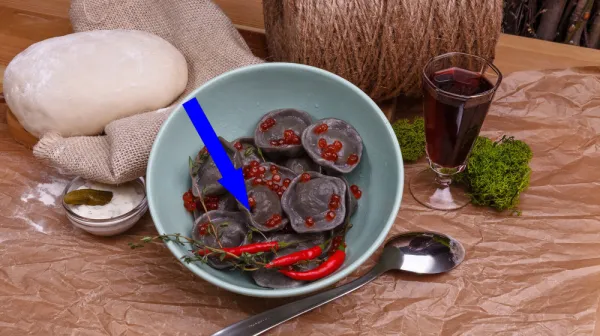 Тайга в тарелке пельмени из медвежатины с брусничным соусом