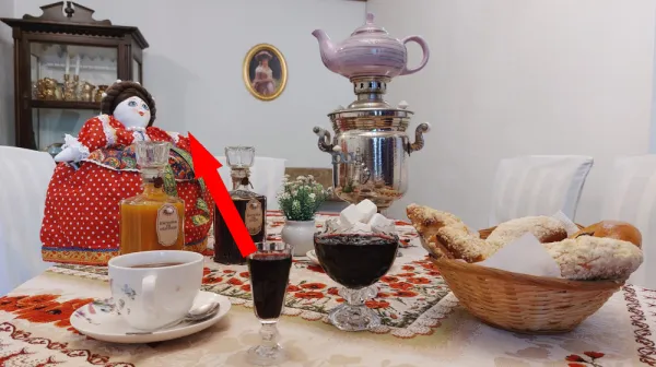 Тайна пустого стакана на русском чайном столе